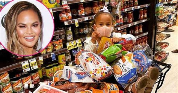 Stars Going Grocery Shopping: Gwyneth Paltrow, Naomi Campbell, More