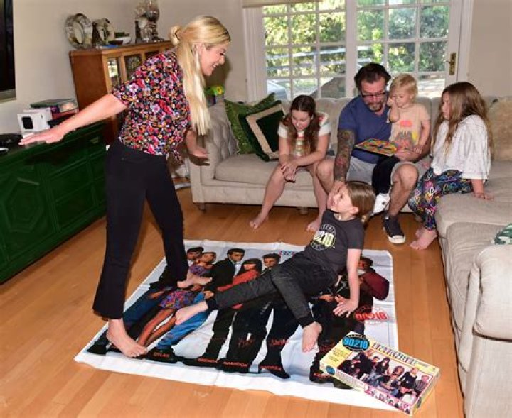 Stars Playing Board Games, Building Puzzles Amid Quarantine: Pics