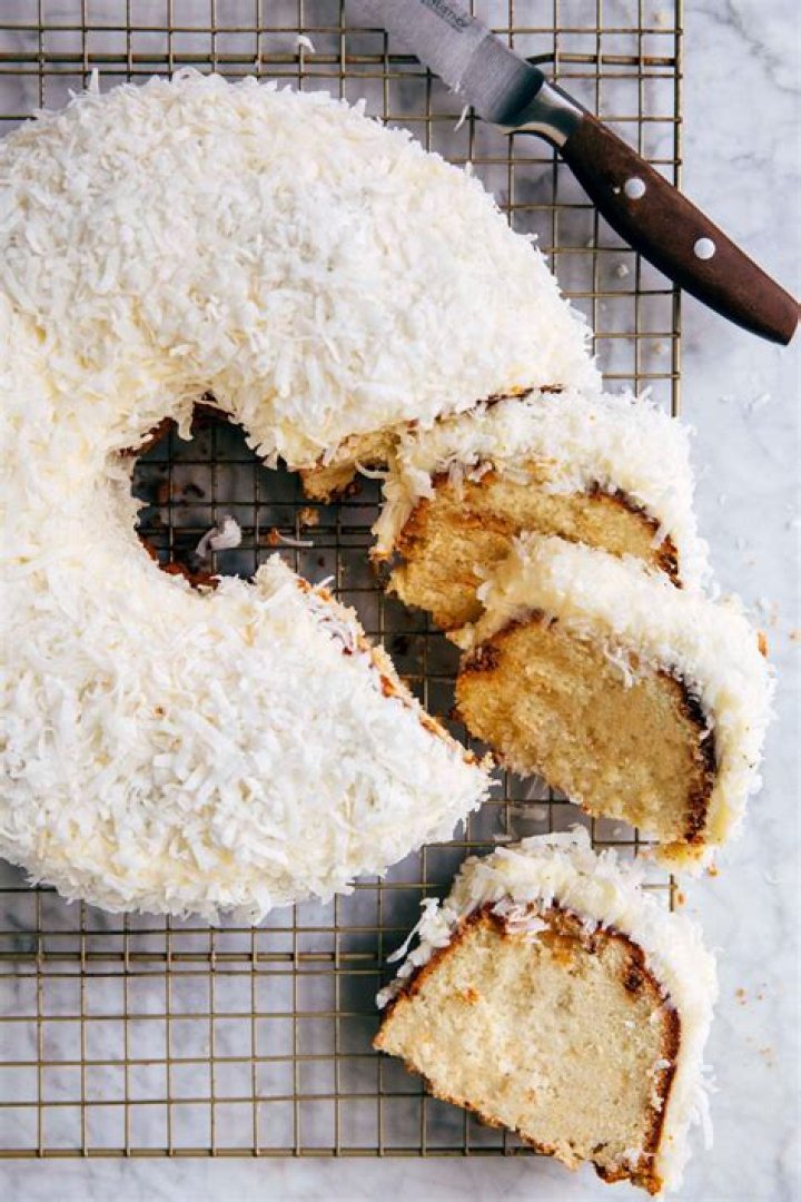 Stars Who've Been Gifted a Coconut Cake From Tom Cruise
