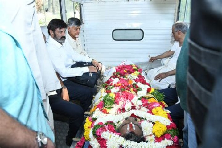 Taraka Ratna cremated; father Nandamuri Mohanakrishna performs last rites – India TV