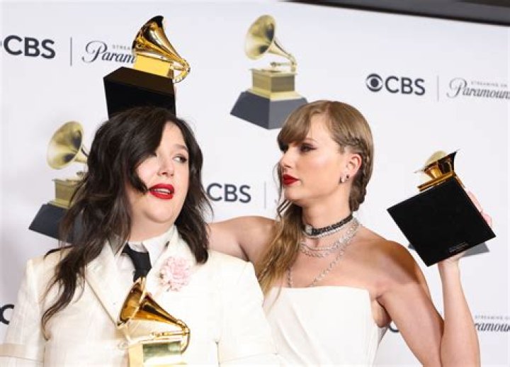 Taylor Swift Makes History at the 2018 AMAs With 22 Wins