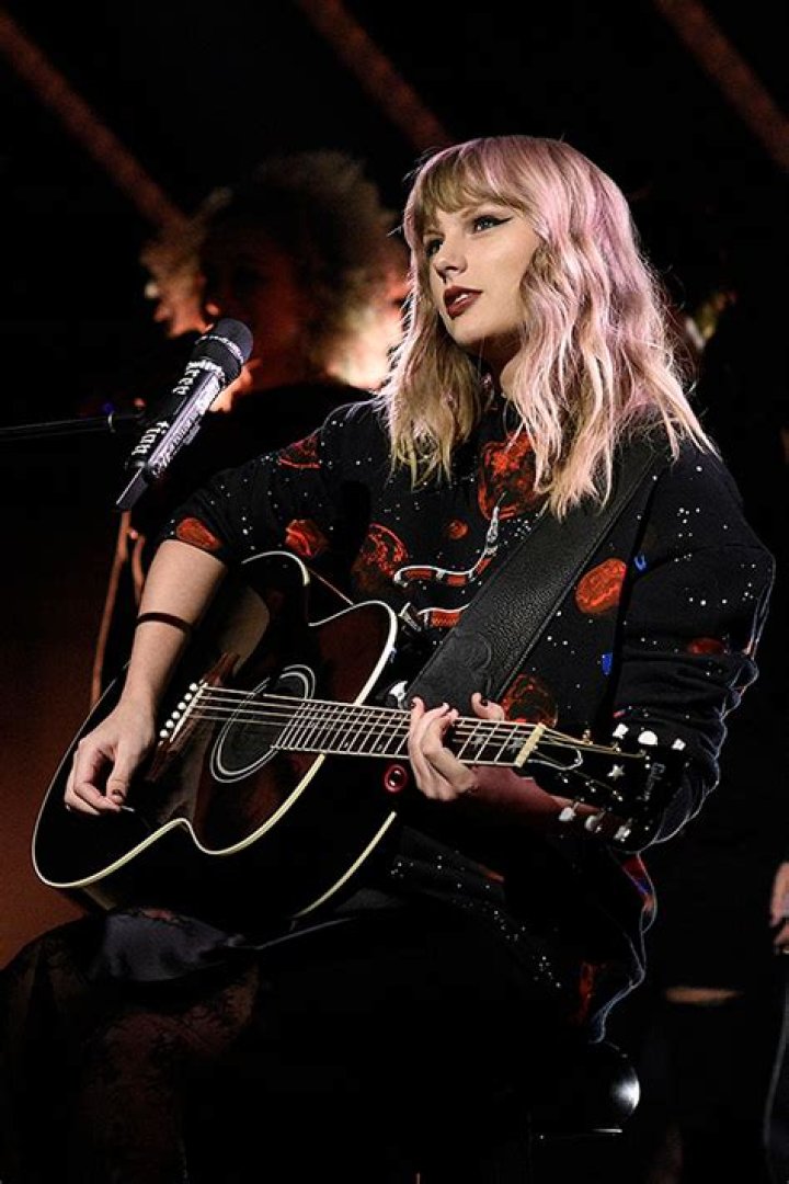 Taylor Swift SNL performance | Glamour UK