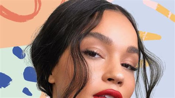 Hair Tendrils Are The '00s Cool-Girl Detail We Can't Get Enough Of. Here's How To Get The Look