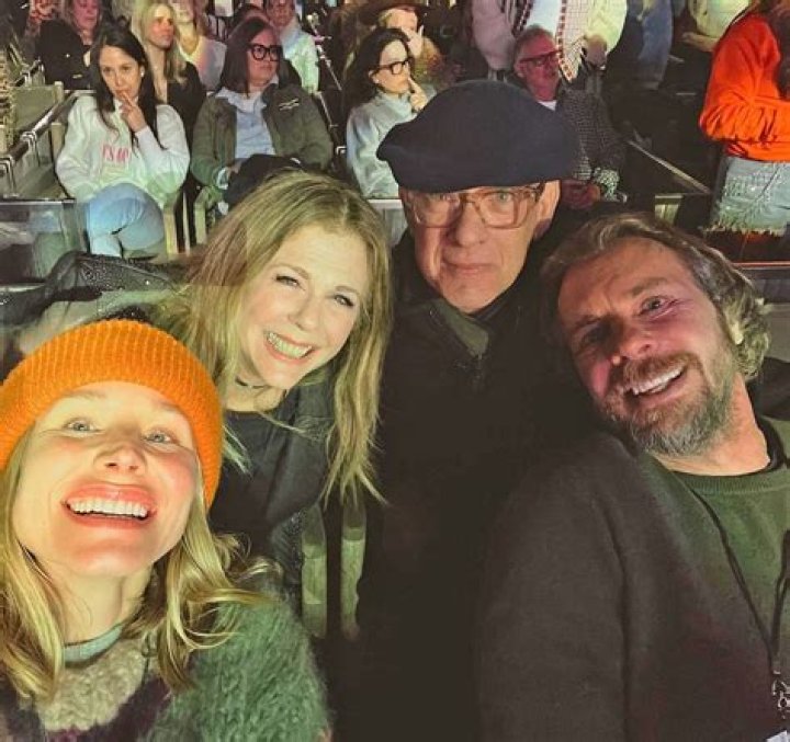 Tom Hanks, Rita Wilson Photobomb Kristen Bell on Date Night