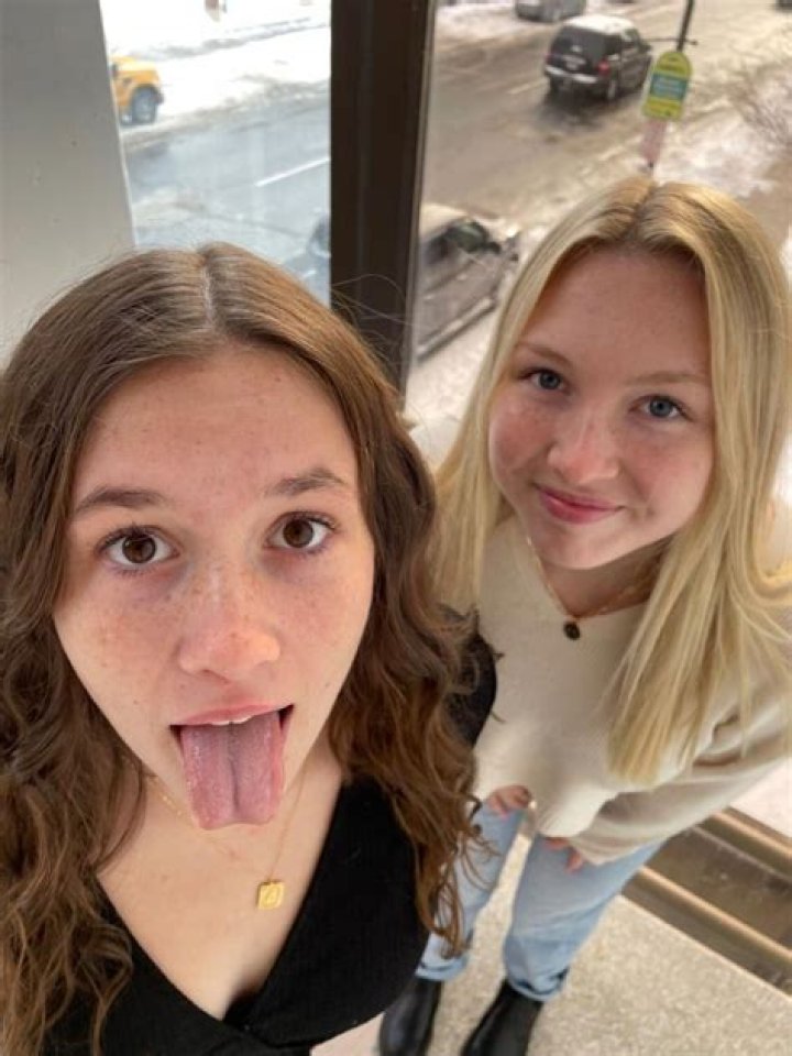 Trashy bloke stuns onlookers by sucking his girlfriend’s TOES while sitting at the bar