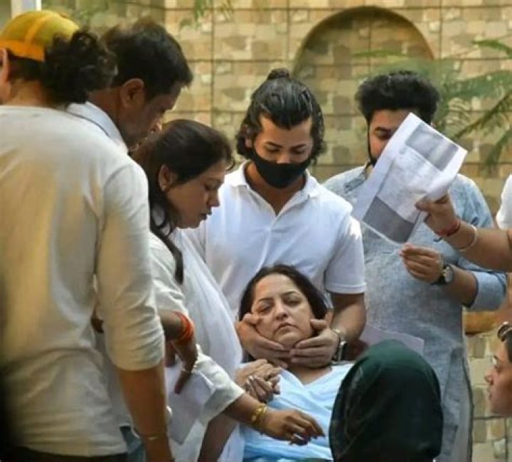 Late actress' mother faints during cremation; heartbreaking videos, photos go viral – India TV