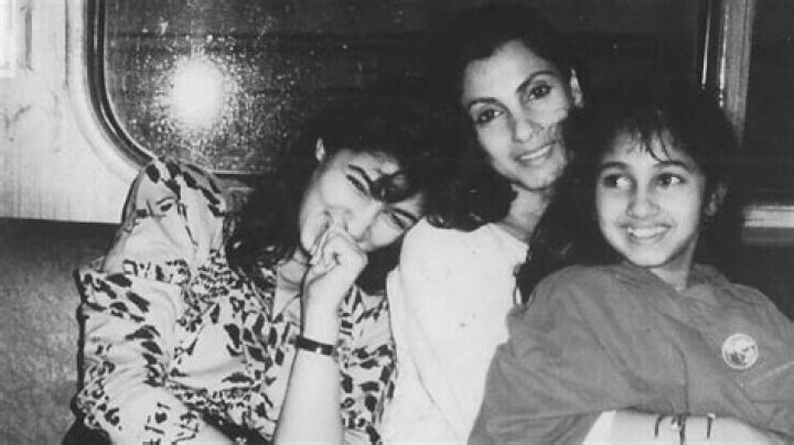 Twinkle Khanna shares throwback family pic featuring mother Dimple Kapadia and sister Rinke – India TV