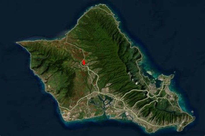 Emergency Crews Fight Large Bush Blaze on Hawaiian Island
