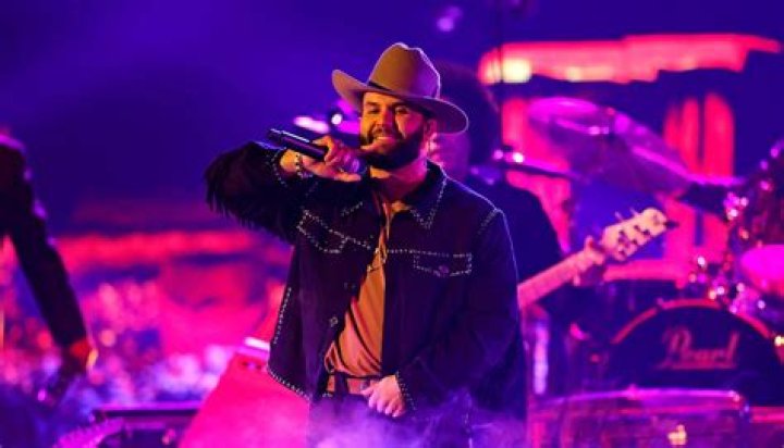 WATCH: Carin Leon fell on stage video goes viral on social media