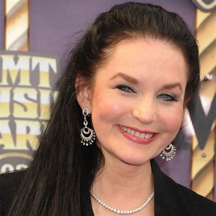 Crystal Gayle: A Glimpse Into Her Current Appearance