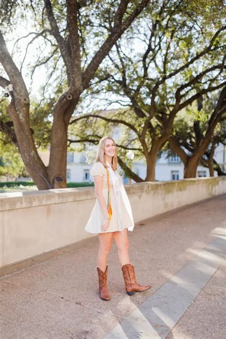 What To Wear Under Drape For Senior Pictures