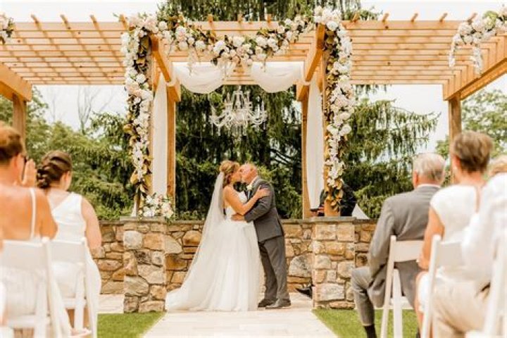 Who is Lisa Robertson Engaged to? Is Lisa Robertson Getting Married?