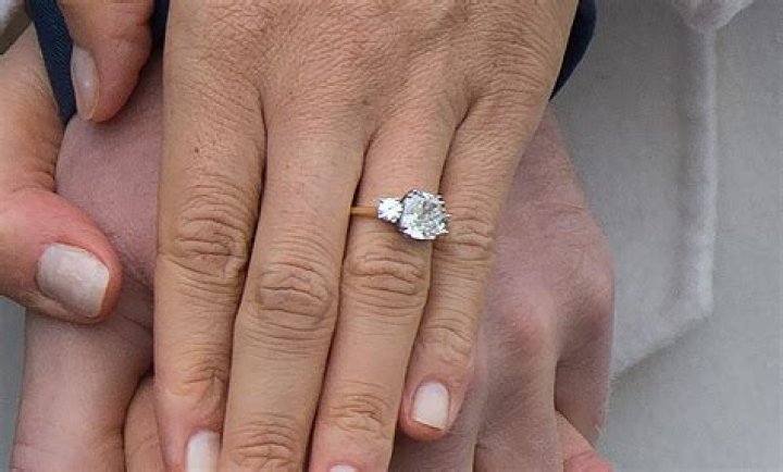 Why Is Alex Wagner Not Wearing Her Wedding Ring?