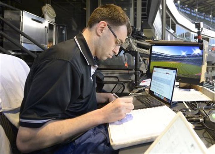 Why is Jason Benetti leaving the White Sox booth?