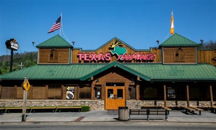 Former Texas Roadhouse Worker Spills a Cost-Saving Steak Menu Secret